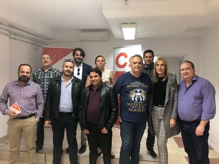 Javier Rodríguez, primero por la derecha con miembros del comité insular de Cs de Gran Canaria (Foto TA)